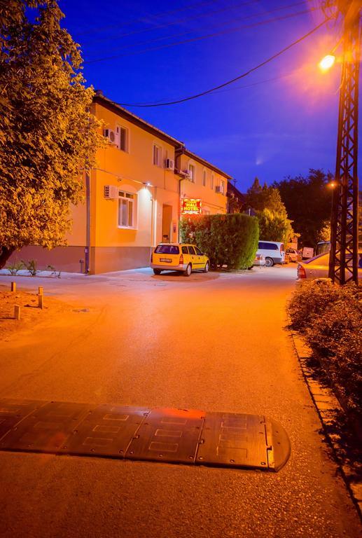 Guest House Mali Hotel Subotica Exterior photo
